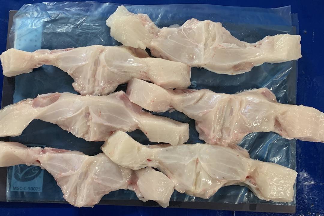 生冻鱼颈肉分条包装，来自 MSC 认证渔场